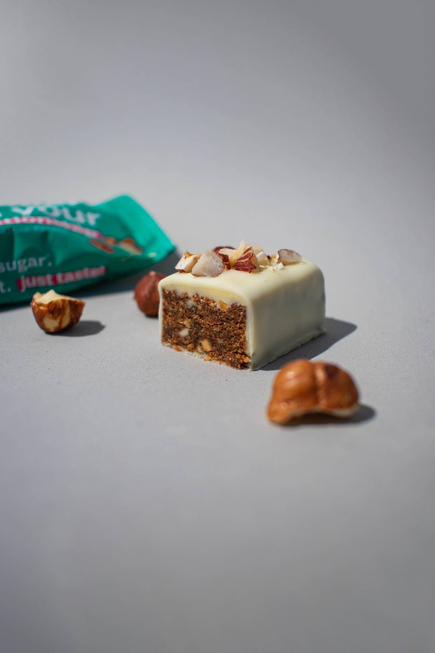 treatfuls - Weiße Schoko crunchy Haselnuss Riegel bio+vegan+glutenfrei