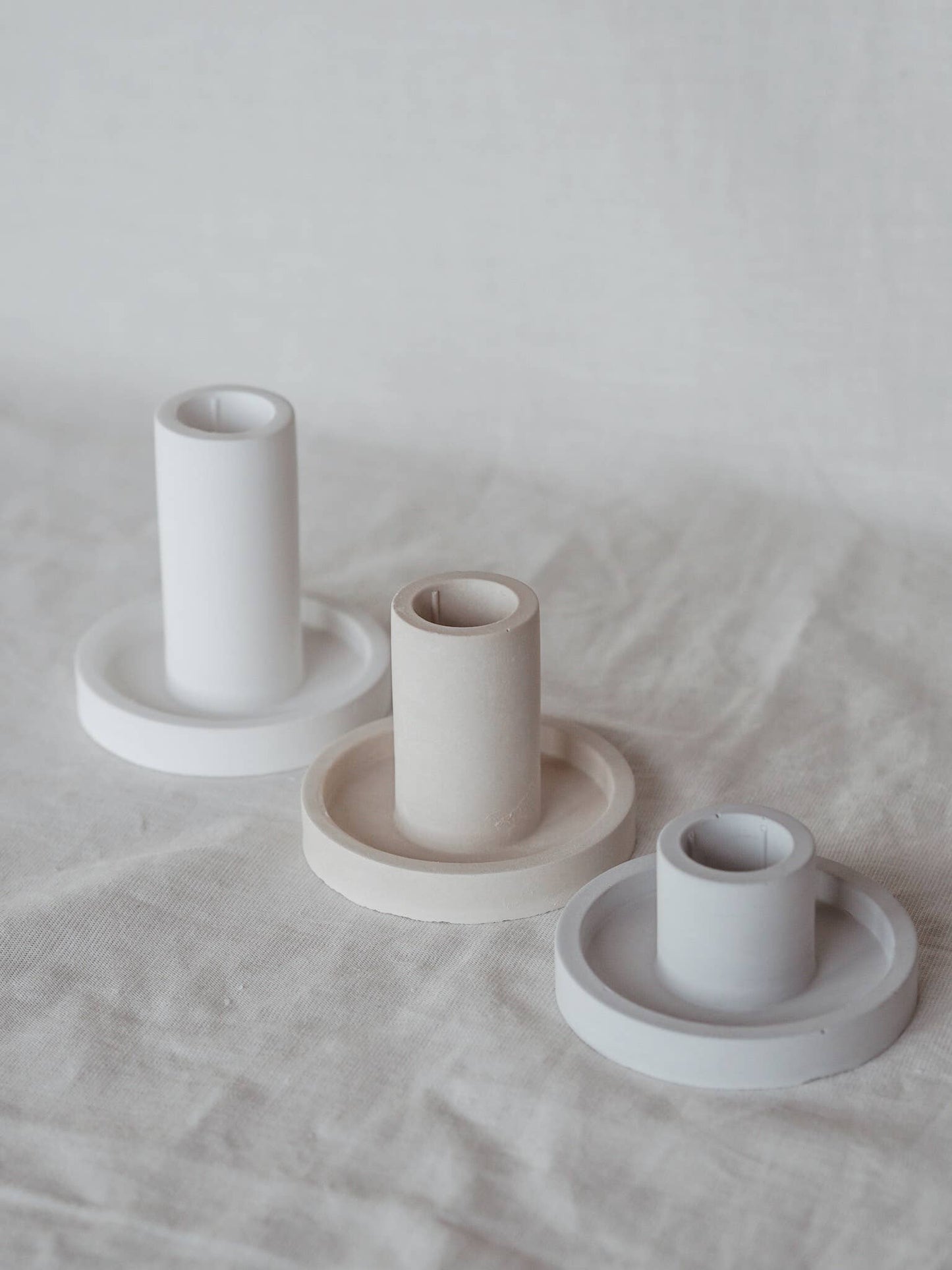keins wie deins - Kerzenhalter aus Jesmonite | Kerzenständer für Stabkerzen, Dekoration: Hellbeige / Klein