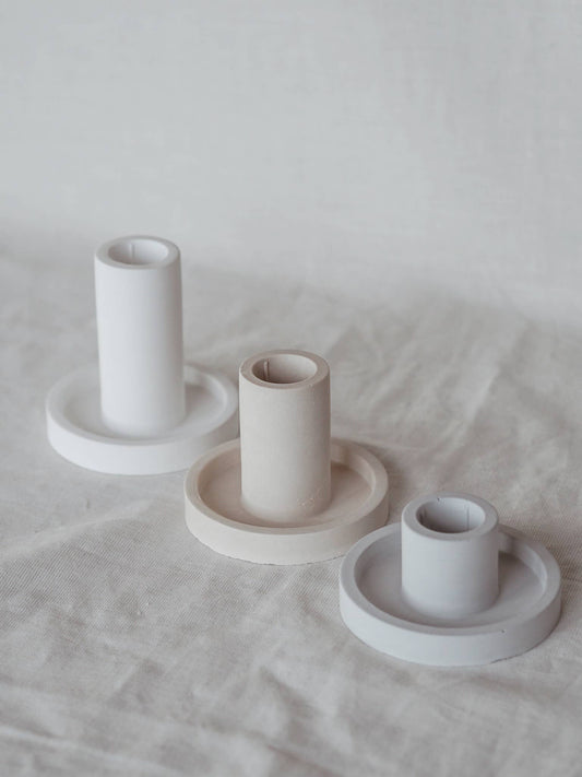 keins wie deins - Kerzenhalter aus Jesmonite | Kerzenständer für Stabkerzen, Dekoration: Hellbeige / Klein