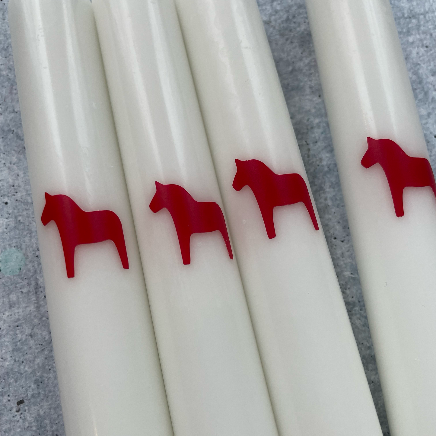 Wolkenreich - Dip Dye Kerzen | Dala Pferd rot-weiß | 4er Set