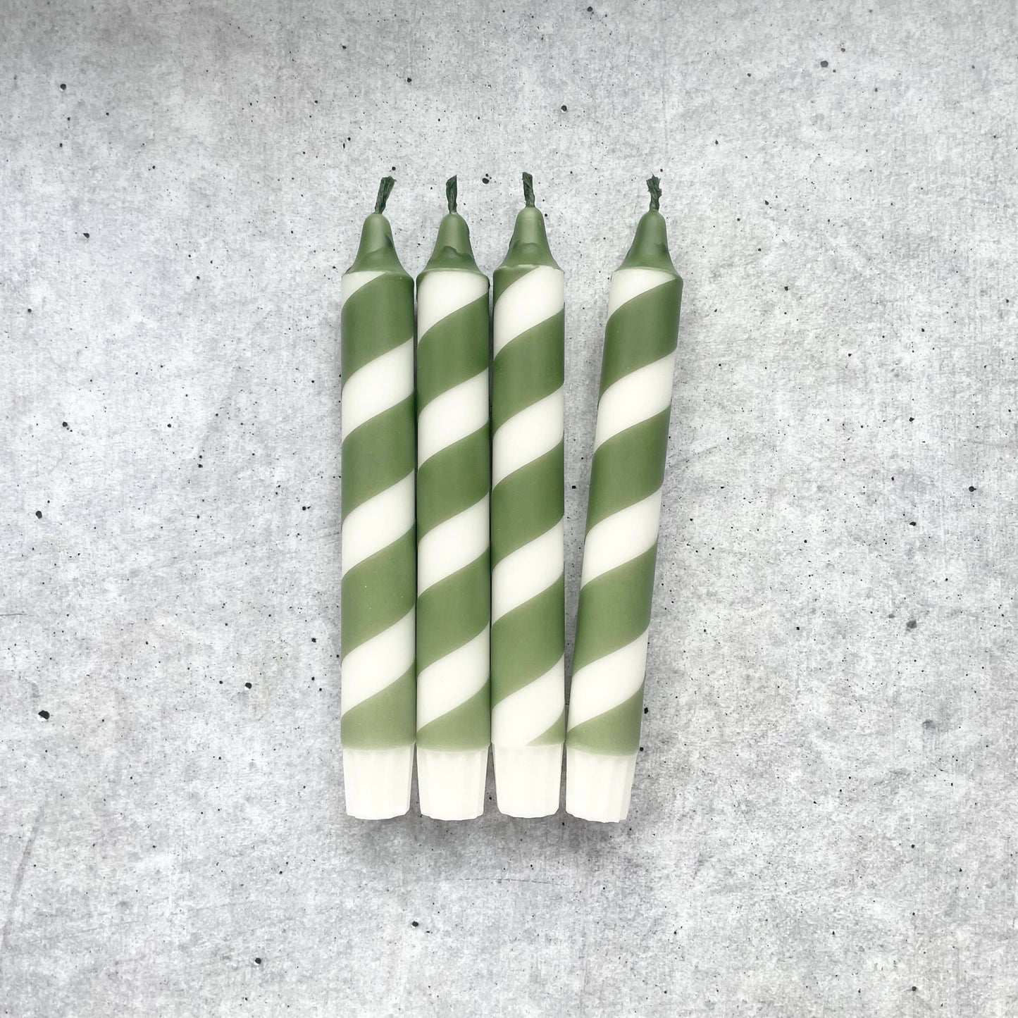 Wolkenreich - Dip Dye Kerzen | Swirl olive grün | 4er Set 