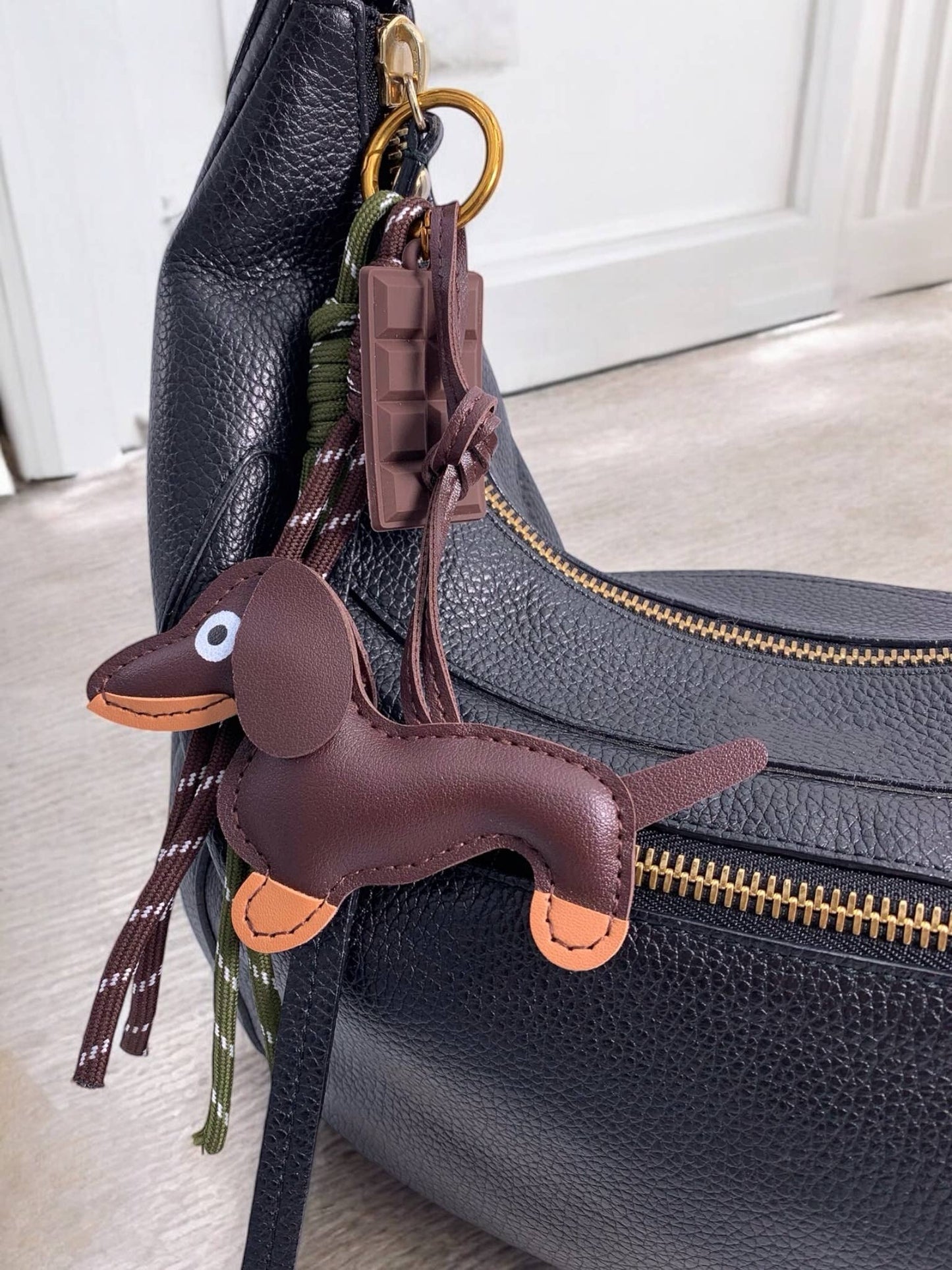 BYREN | ÉLINE L'ATELIER - Taschenanhänger und Schlüsselanhänger Hund und Schokolade PC12