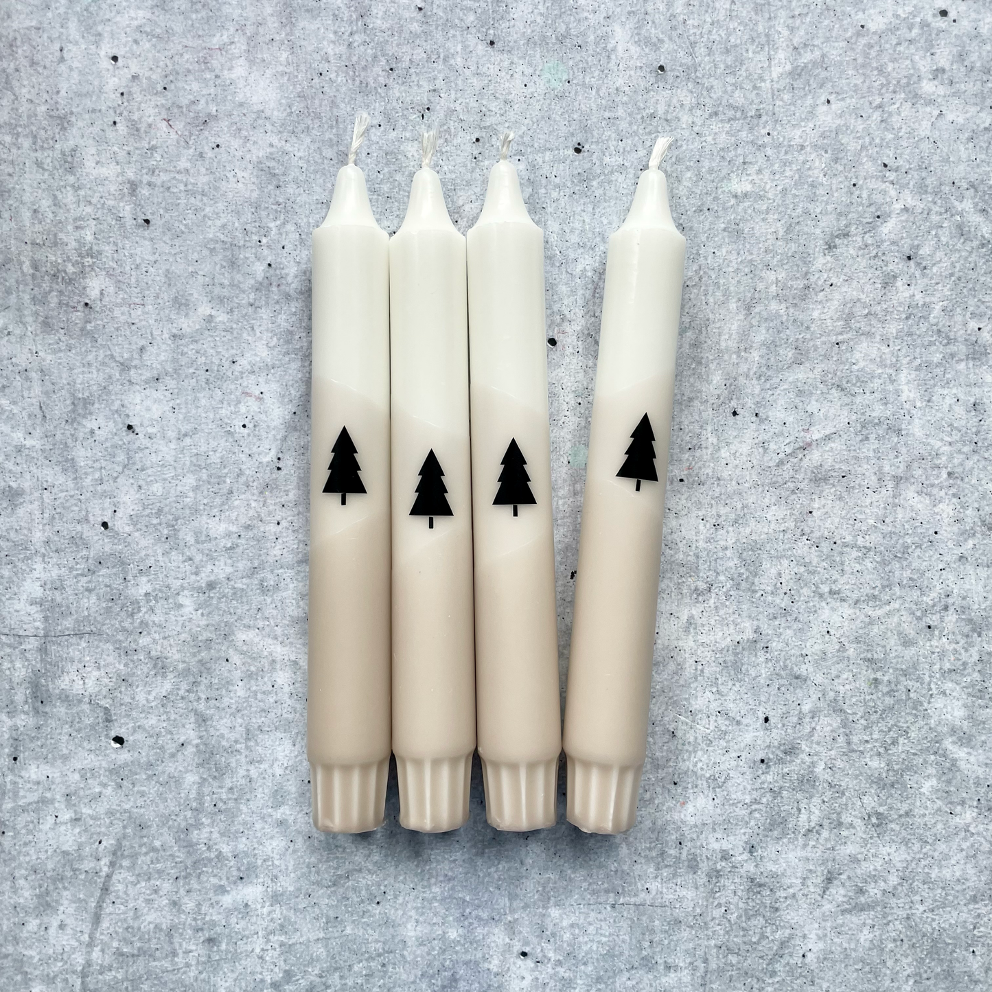 Wolkenreich - Dip Dye Kerzen | Weihnachten Tanne beige-schwarz | 4er Set